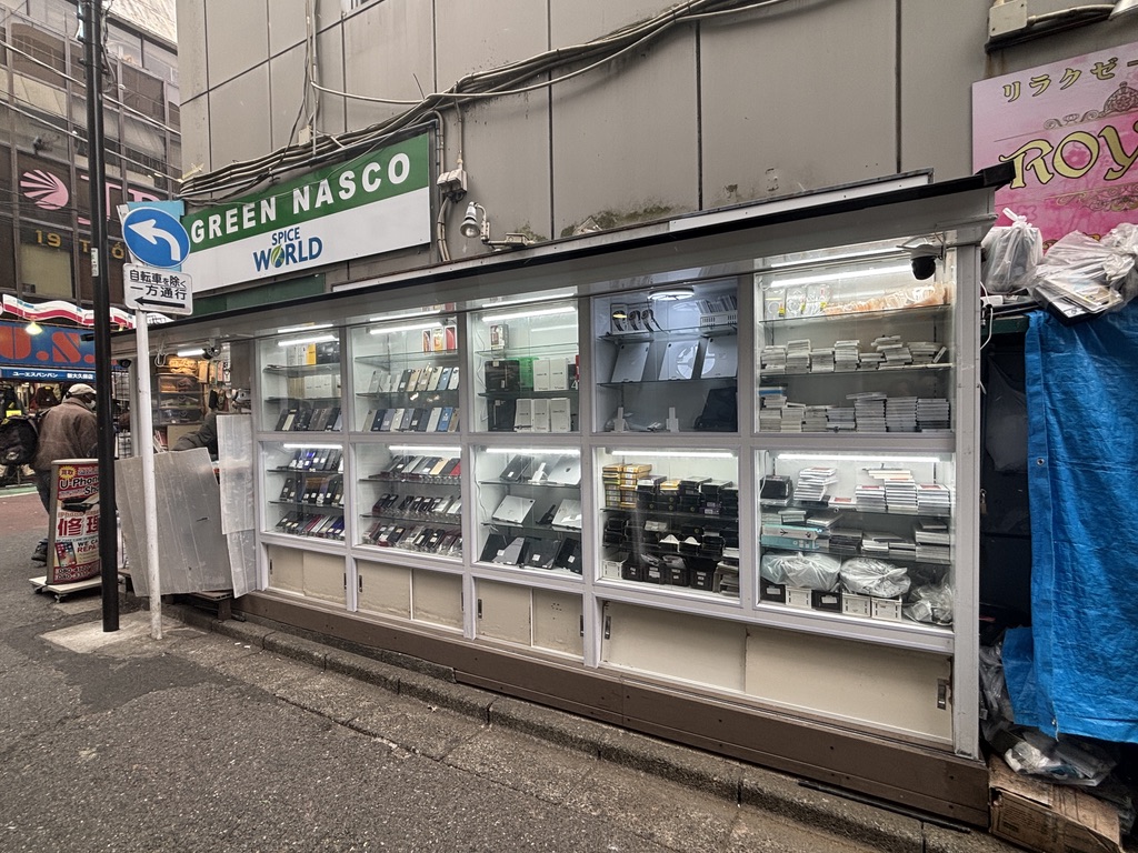 新大久保の携帯修理店の外観
Green Nasco の横路地②