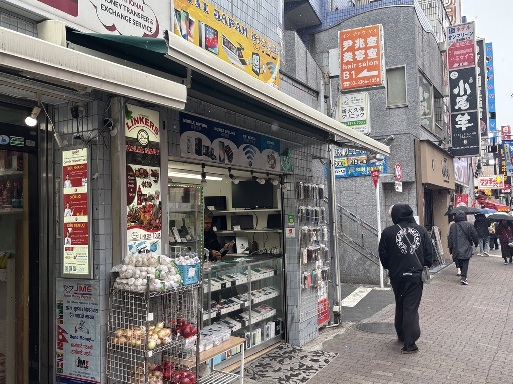 新大久保の携帯修理店の外観
Royal Japan 新大久保店