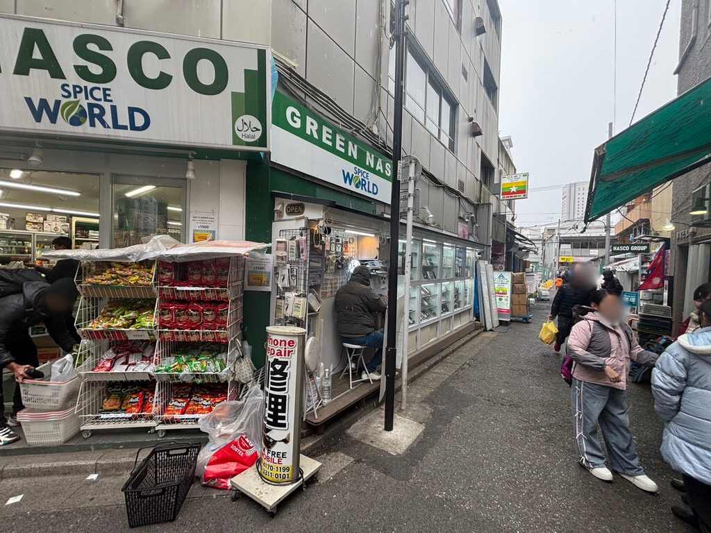 新大久保の携帯修理店の外観
Green Nasco の横路地①