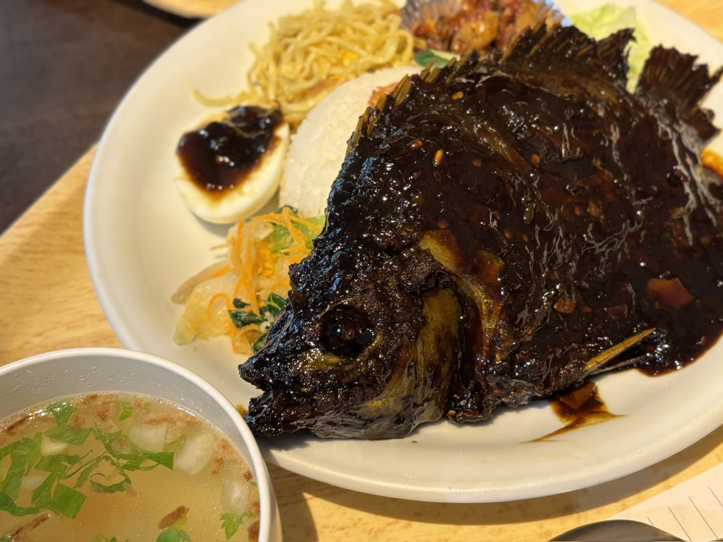 インドネシア料理ティラピア（甘辛ソースの揚げ魚）とご飯のプレート（MONGGO MORO・新宿三丁目）