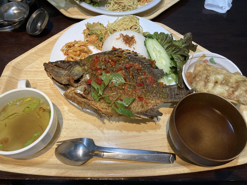 インドネシア料理ティラピアの揚げ魚に辛いサンバルソースをかけた定食（MONGGO MORO・新宿三丁目）