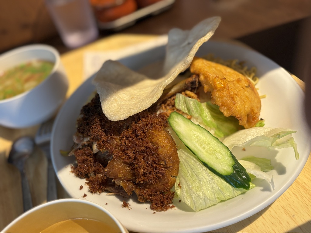 インドネシア料理ベベック（鴨肉）のカリカリ揚げと副菜のプレート（MONGGO MORO・新宿三丁目）