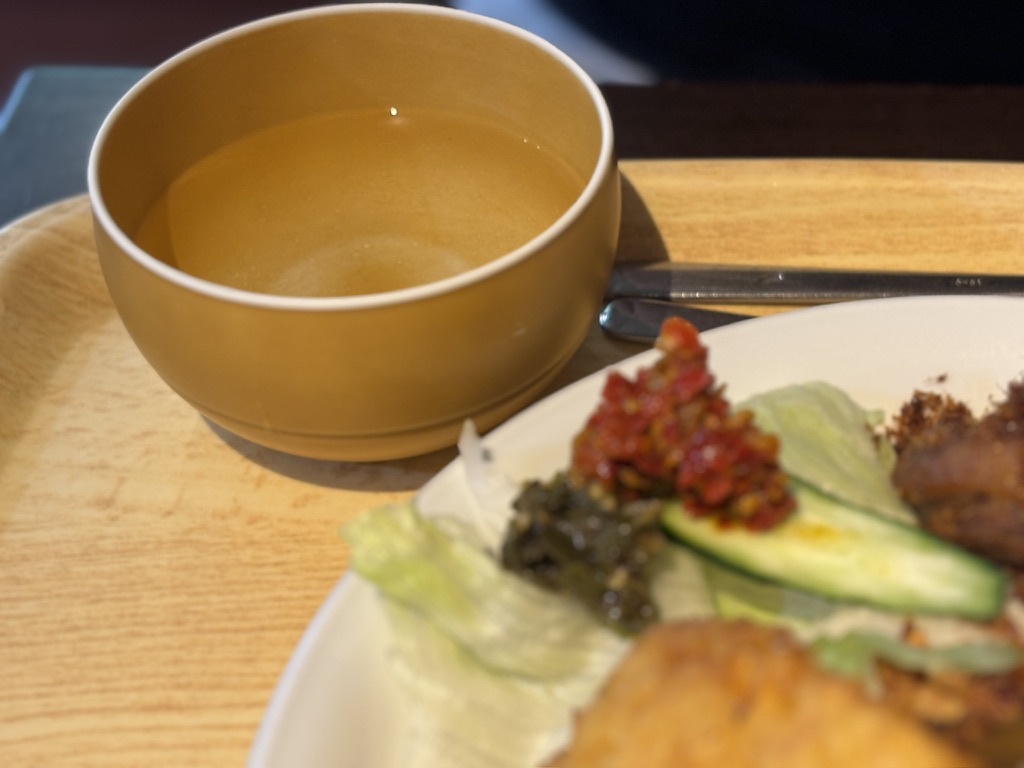 手食用に提供されるフィンガーボウル（指洗い用のスープ）（MONGGO MORO・新宿三丁目）