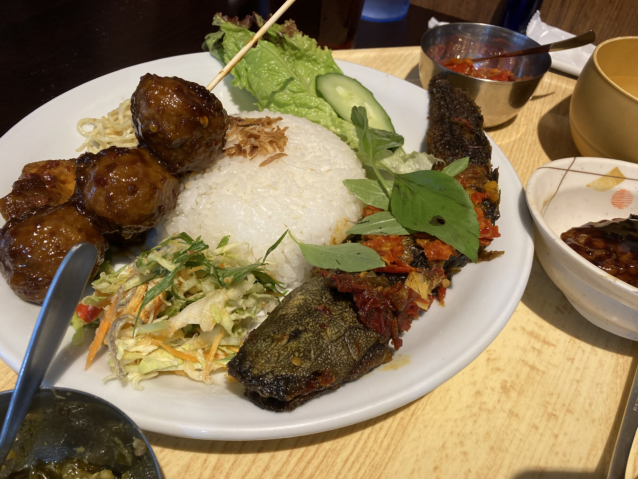 インドネシア料理ナマズの揚げ物にピリ辛サンバルを添えた定食（MONGGO MORO・新宿三丁目）