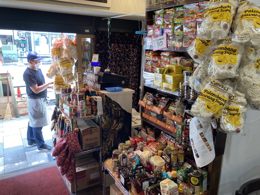 MONGGO MORO店内のインドネシア食材と調味料が並ぶ売り場の様子（新宿三丁目）