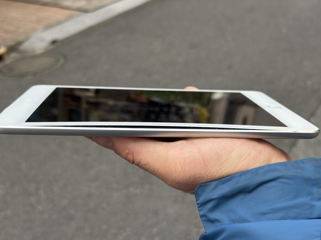 バッテリーが膨張して浮き上がったiPad mini 4を手に持った写真