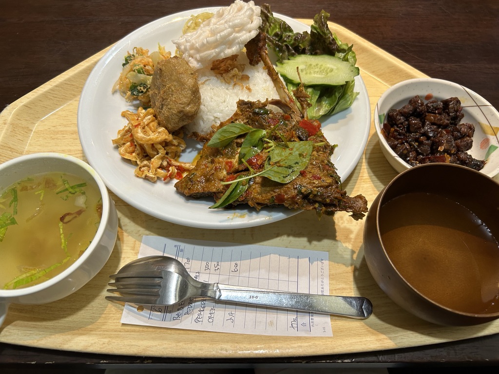 インドネシア料理ベベック（鴨肉）の辛いサンバルソース添え定食（MONGGO MORO・新宿三丁目）