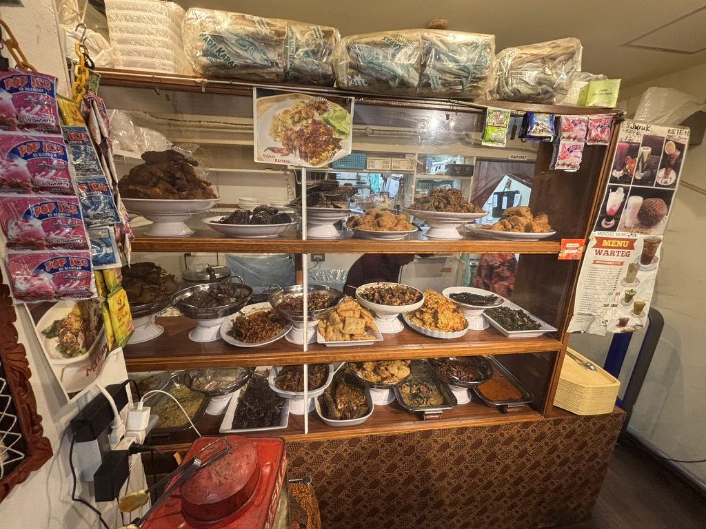インドネシア惣菜が並ぶMONGGO MOROのショーケース全体（新宿三丁目・ワルンスタイル）