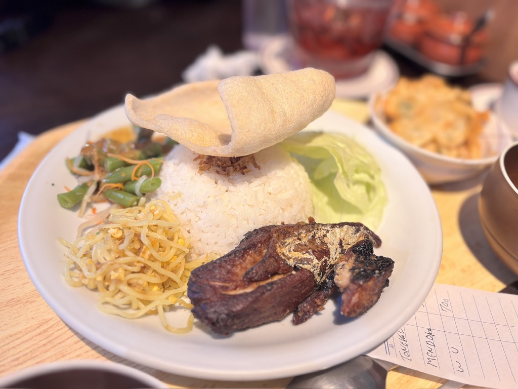 インドネシア料理トンコル（カツオ系魚）の揚げ魚にサンバルソースを添えた定食（MONGGO MORO・新宿三丁目）