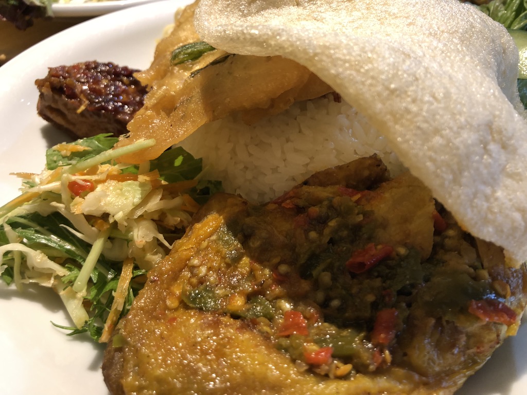 インドネシア料理アヤムゴレン（鶏の揚げ物）にピカリラ風のサンバルを添えたプレート（MONGGO MORO・新宿三丁目）