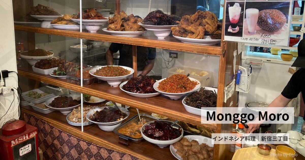 インドネシア惣菜棚を背景に「手食推奨」と書かれたMONGGO MOROの紹介バナー