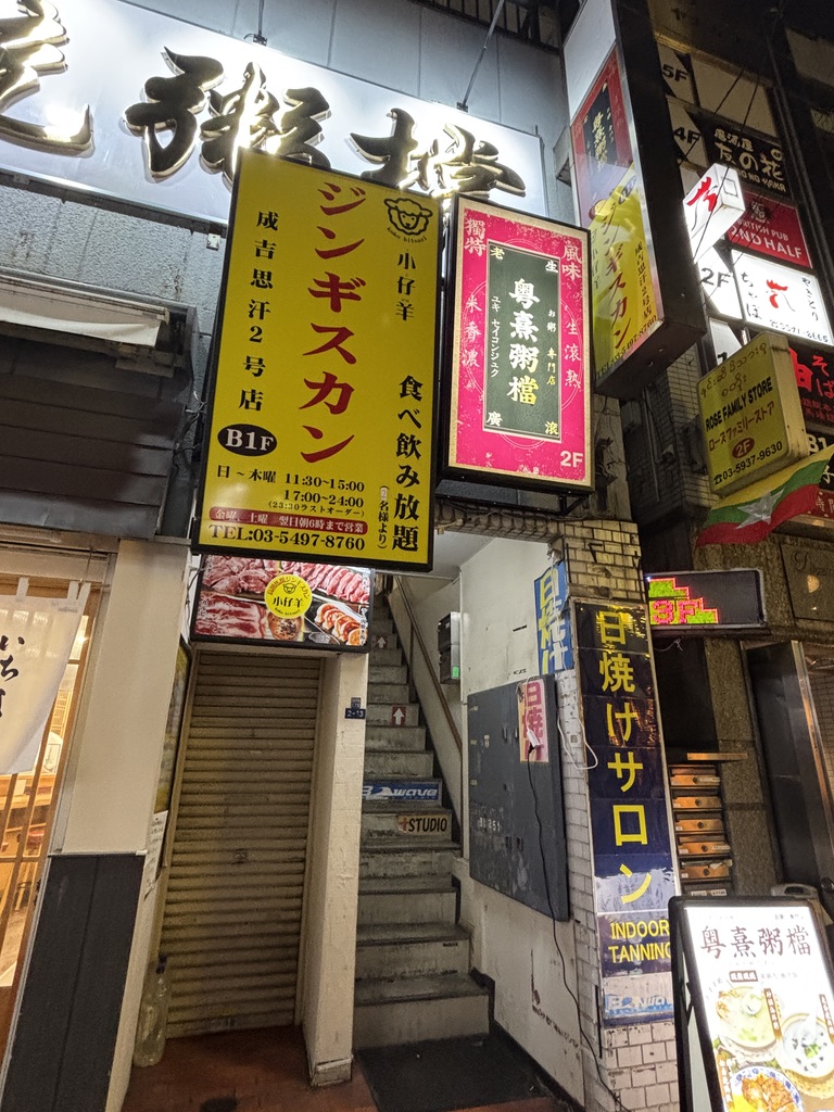 粤熹粥檔の店内。満席の客席と「お粥専門店」のカウンター看板。