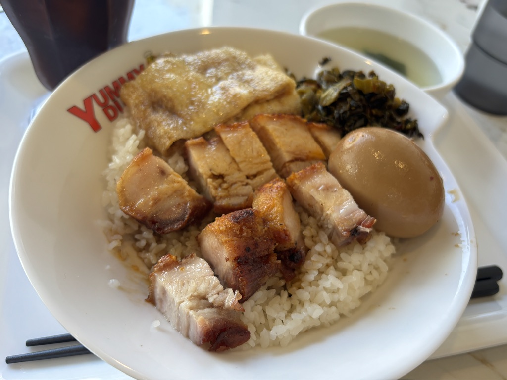 ヤミーダック高田馬場　クリスピーローストポークのアップ　皮の焼き色