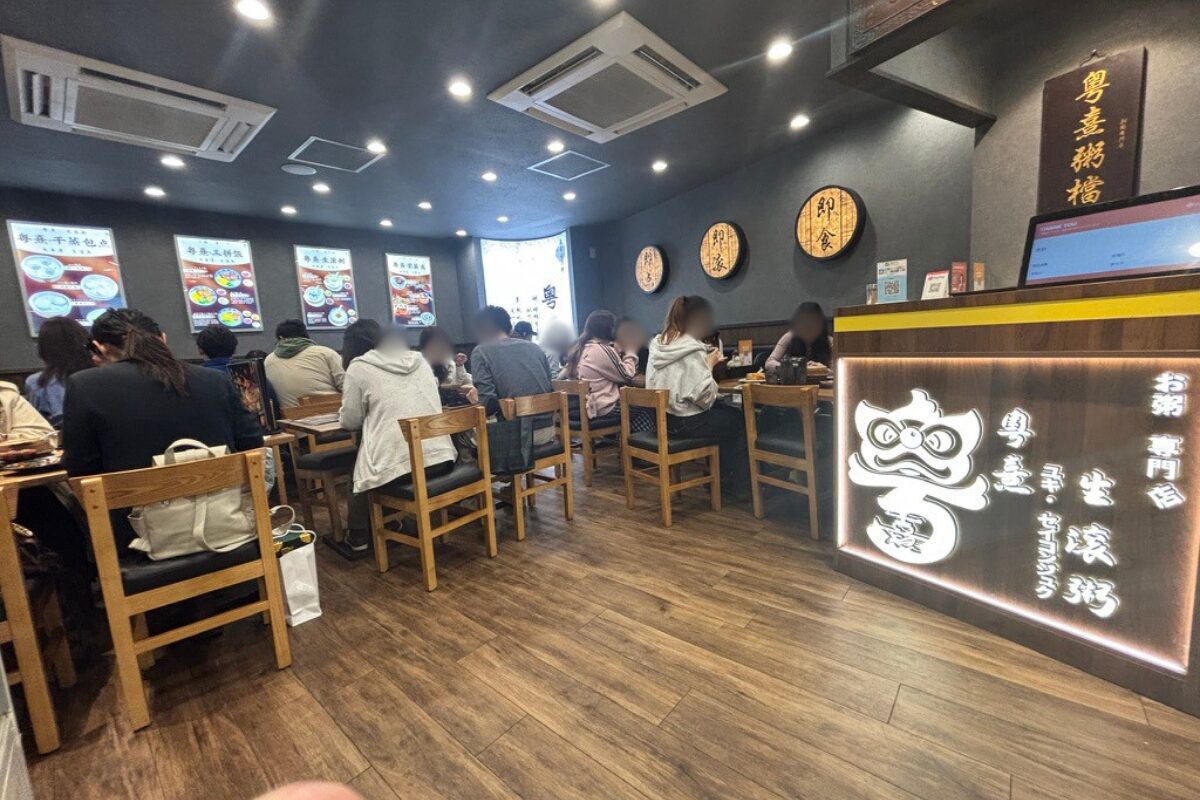 三拼飯（1,518円）。焼豚・叉焼・青菜ごとご飯に乗った広東チャーシュー丼を箸でつまむ。