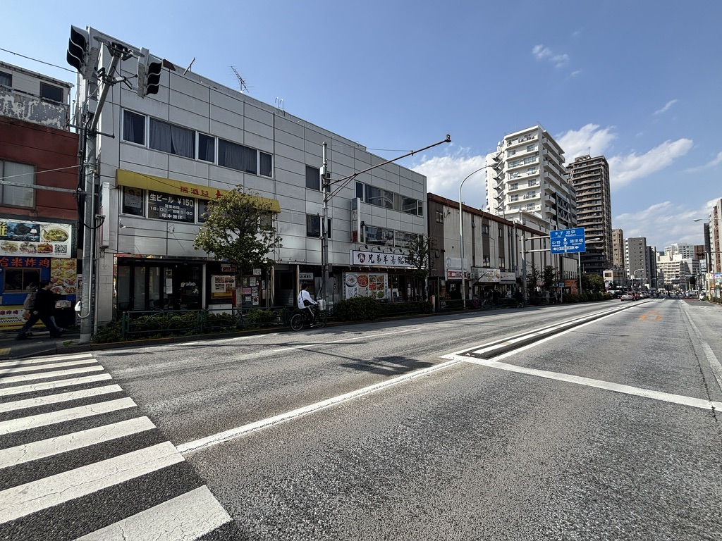 高田馬場・馬場口交差点付近の明治通り。中華料理・トルコ料理・インネパ料理店が並ぶエリア