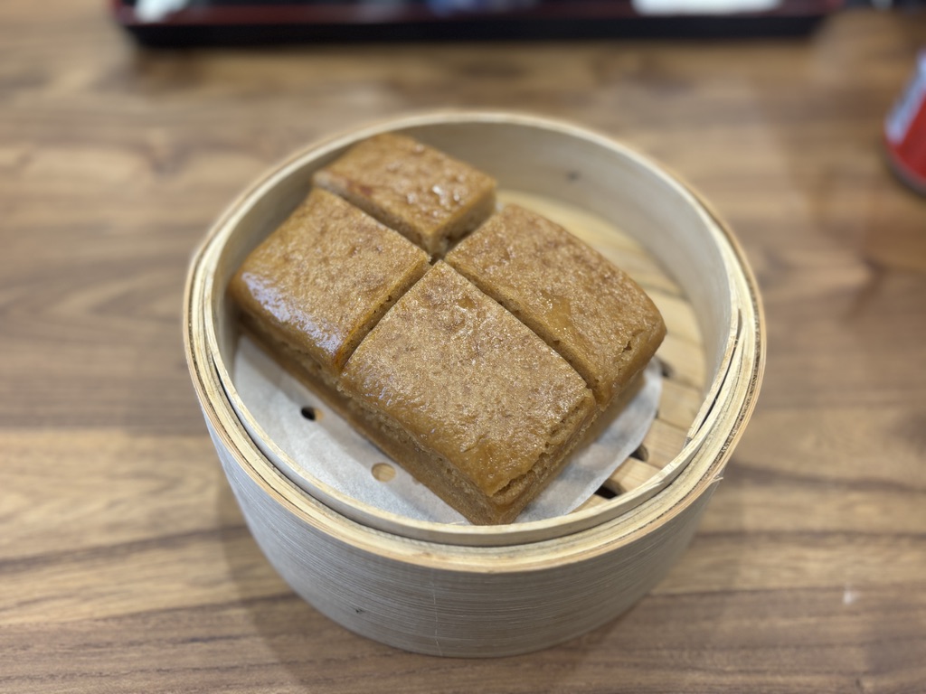 马拉糕（638円）。蒸籠に4等分のマーラーカオ。