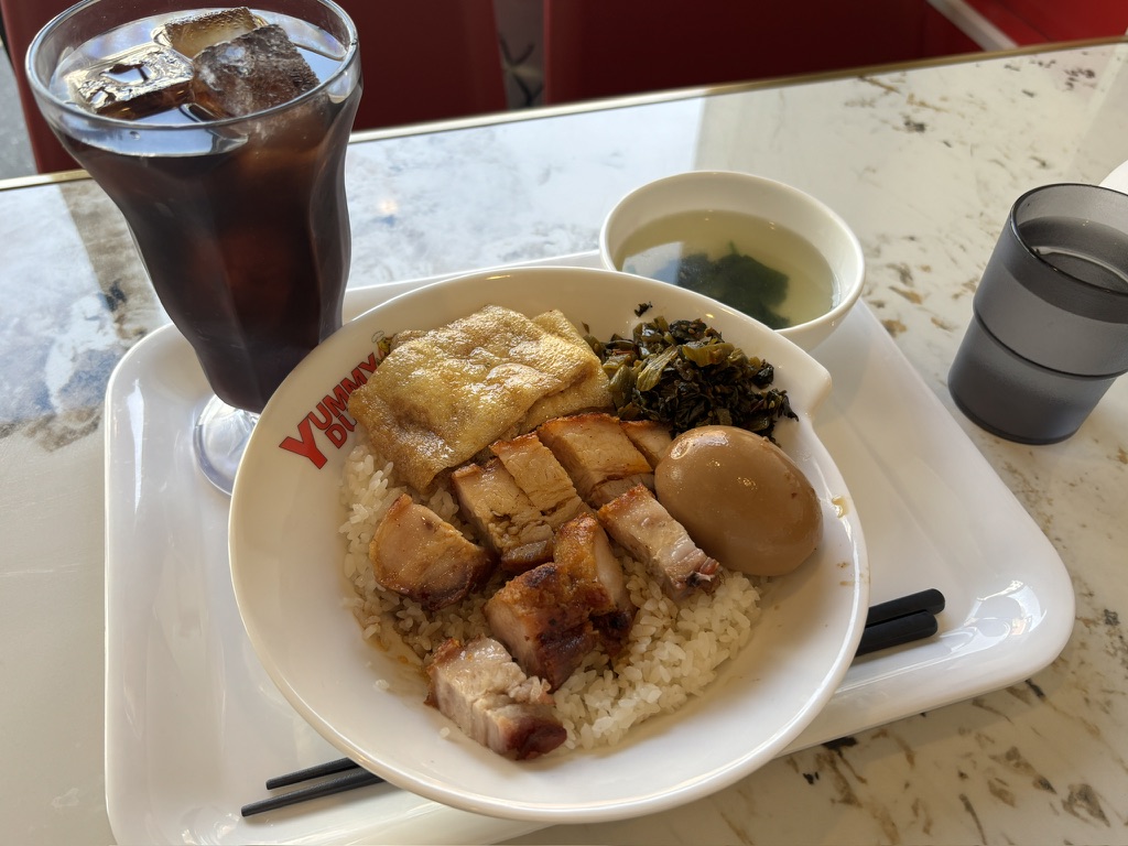 ヤミーダック高田馬場のクリスピーローストポーク丼　汁だくカスタム