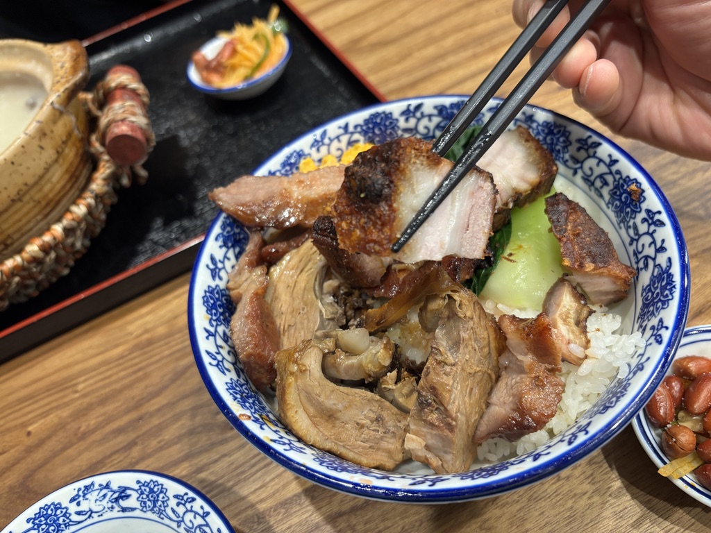 香菇青菜粥（858円）。土鍋から蓮華で椎茸をすくう。