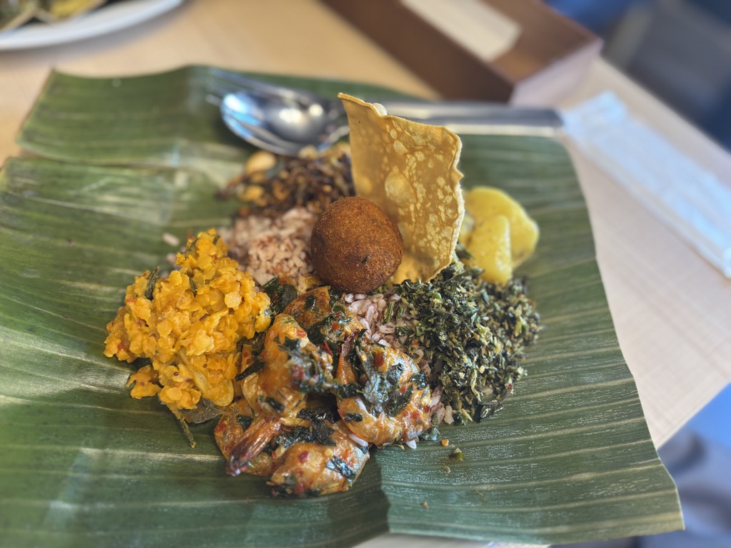 CEYLON TEA STYLE & CURRY 練馬 店内の様子スリランカのスペシャルメニュー。