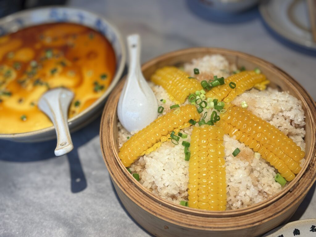 とうもろこしと手羽先の蒸し物 糯香玉米蒸鸡翅 ¥1,527 味上湖南菜館 新宿店