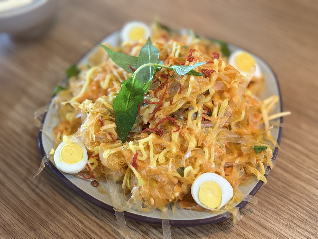 Bánh tráng trộn đặc biệt ライスペーパーサラダ スペシャル ¥691
バインチャントン・スペシャル全体。ゆで卵とハーブが彩りを添えた千切りライスペーパーサラダ