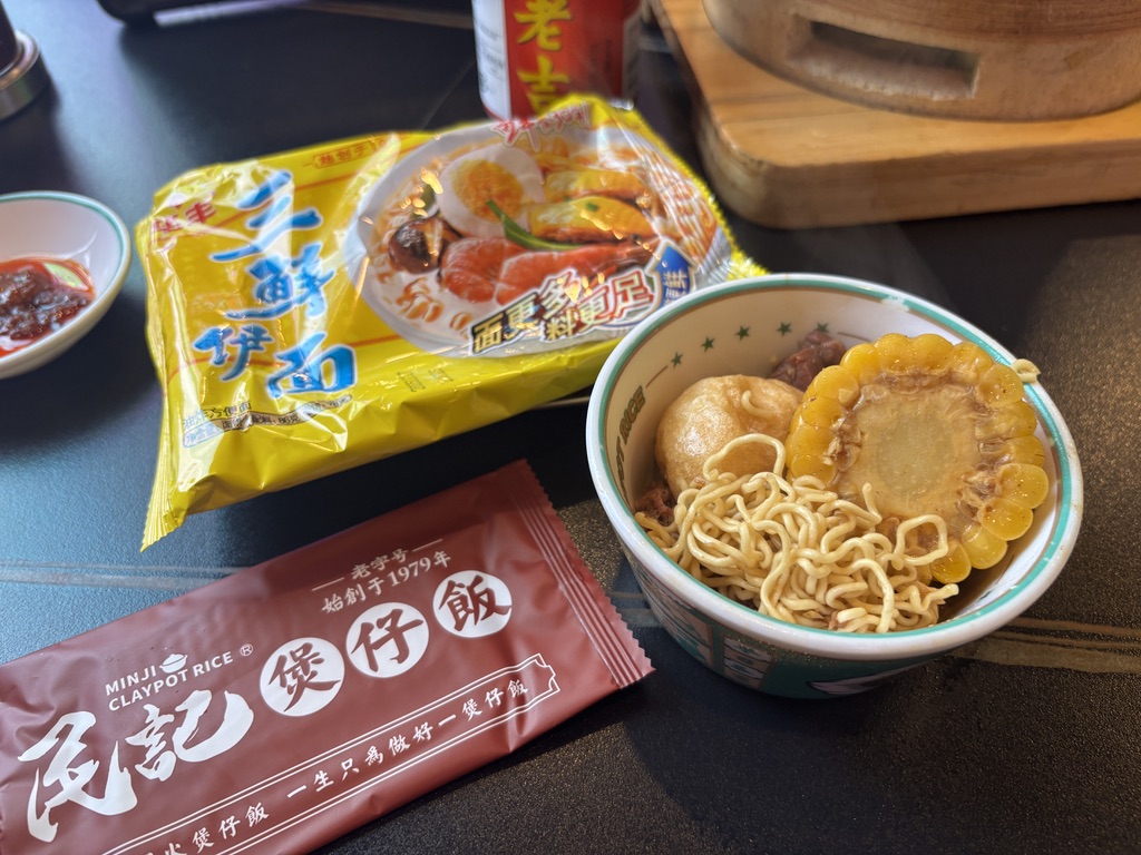 醤油牛モツ鍋 インスタント麺 民記煲仔飯 池袋