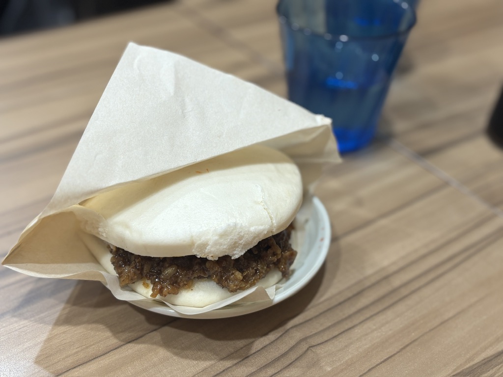 西安料理 米粉肉夹馍 米パンのロージャーモー(池袋・酥肉坊)