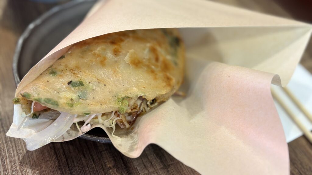 葱油餅 チーズトッピング ソーセージ入り 吃吃看