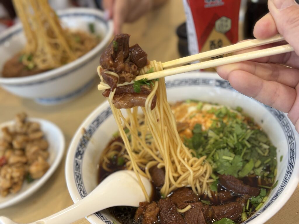 新宿 百味麺館 卤味牛肉麺と香菜