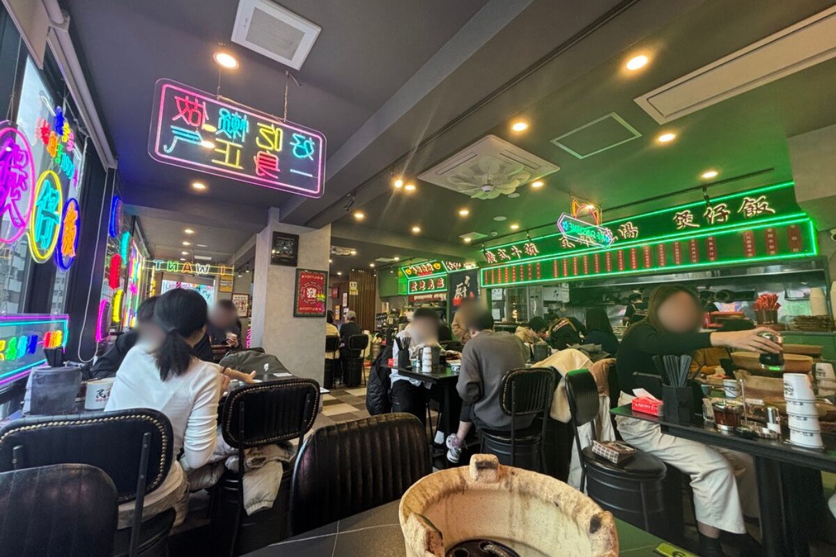 民記煲仔飯 池袋北口 広東料理 にぎおわう店内