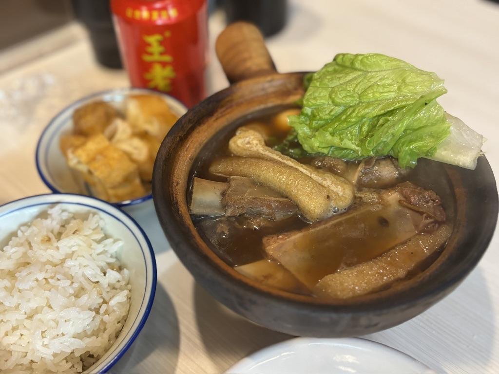 土鍋のスペアリブ肉骨茶(バクテー)とご飯・油条