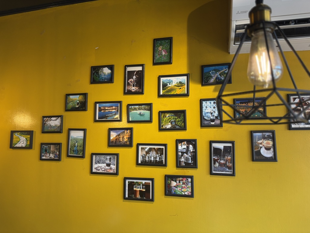 西早稲田 Cafe Dothi Vietnam 店内の壁ギャラリー