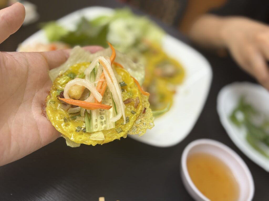 高座渋谷 BÁNH MÌ VIỆT バインコットを野菜で包む