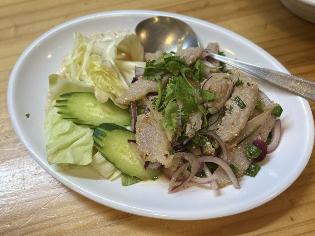 池袋 ピラブカウ ムーナムトック 豚肉のイサーンサラダ