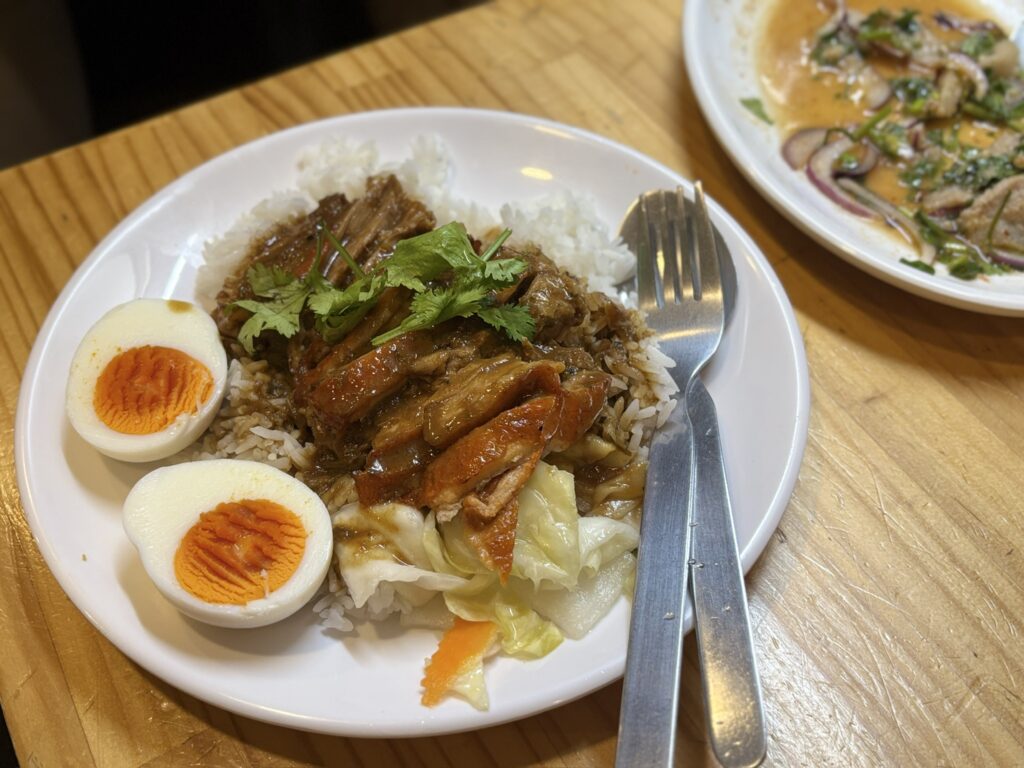 池袋 ピラブカウ カオナーペッヤーン 焼きダックライスとゆで卵