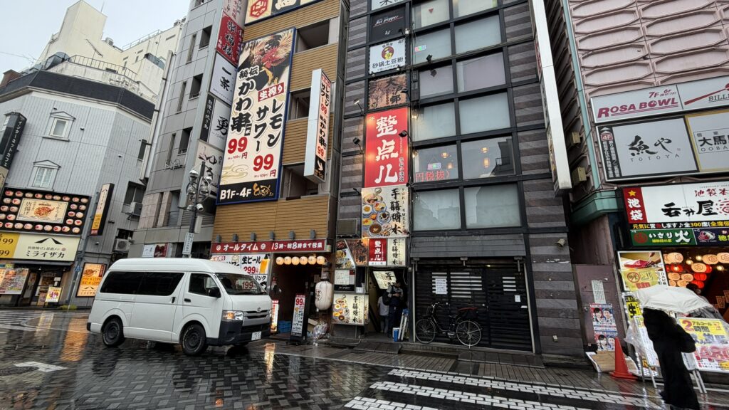 池袋北口 杨妈妈砂锅土豆粉が入る雑居ビルの外観