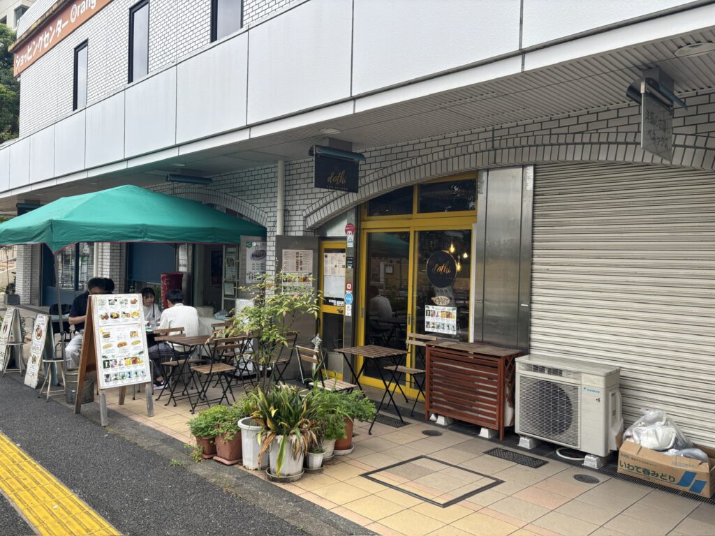 西早稲田 Cafe Dothi Vietnam 店舗外観とテラス席