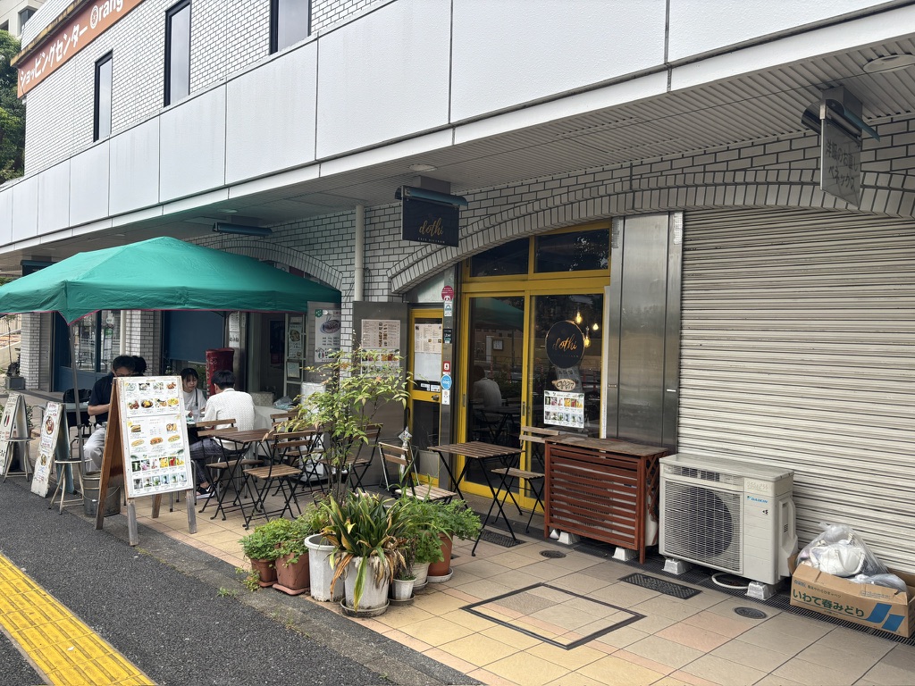 西早稲田 Cafe Dothi Vietnam 店舗外観とテラス席