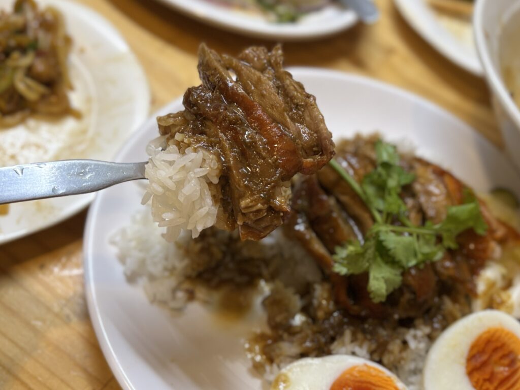池袋 ピラブカウ 焼きダックライスをフォークで持ち上げる