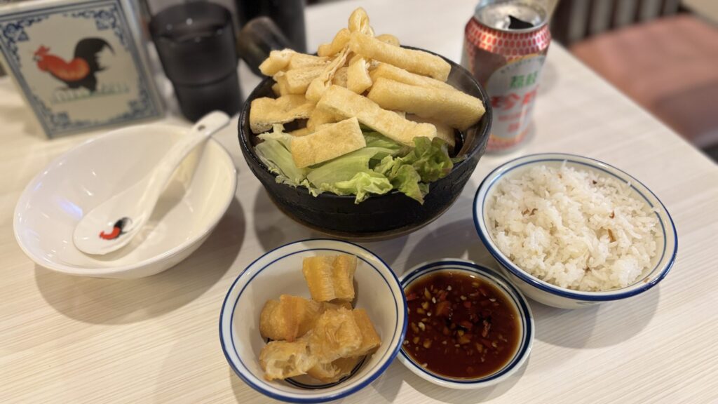 油揚げをのせた魚肉骨茶のセット(ご飯・つけだれ)