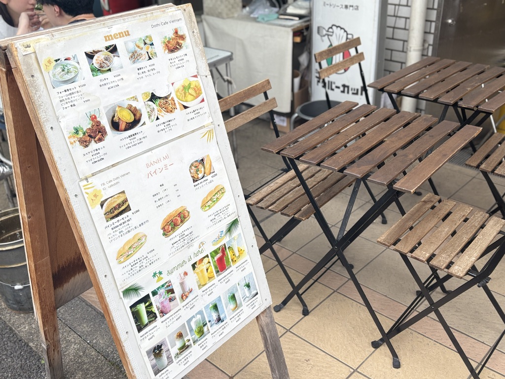 西早稲田 Cafe Dothi Vietnam 店頭のメニュー看板