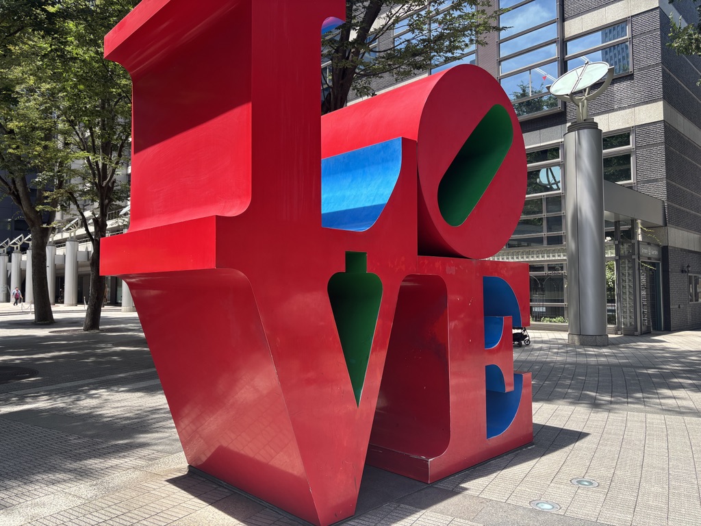 西新宿 新宿アイランドタワーの赤いLOVEオブジェ