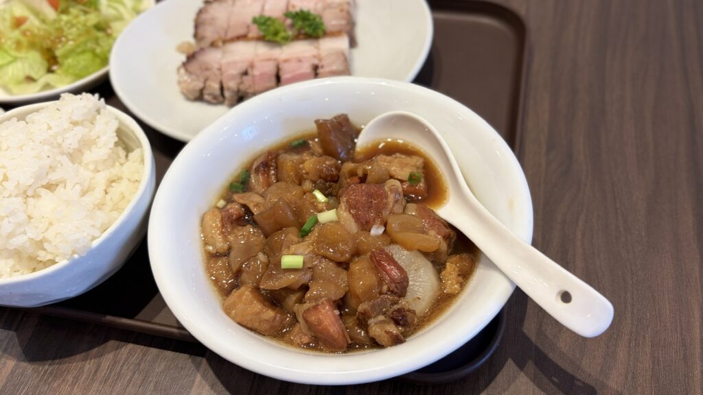 やわらかく煮込んだ牛すじ大根と広東式クリスピー焼き豚