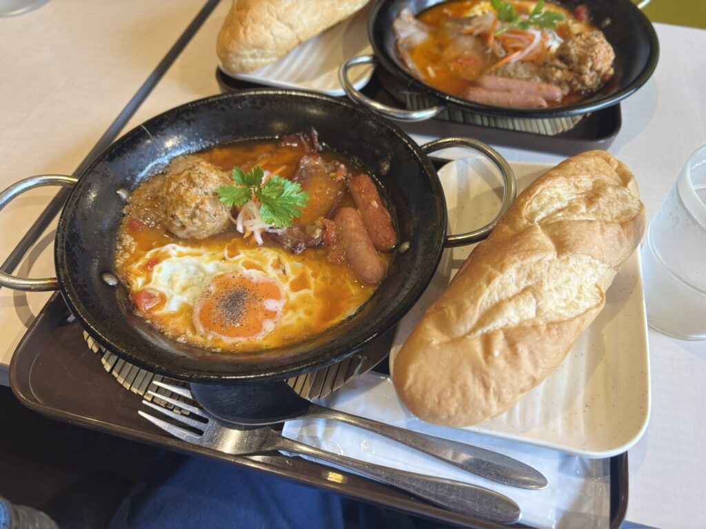 西早稲田 Cafe Dothi Vietnam バインミーチャオ2皿とバゲットのテーブル