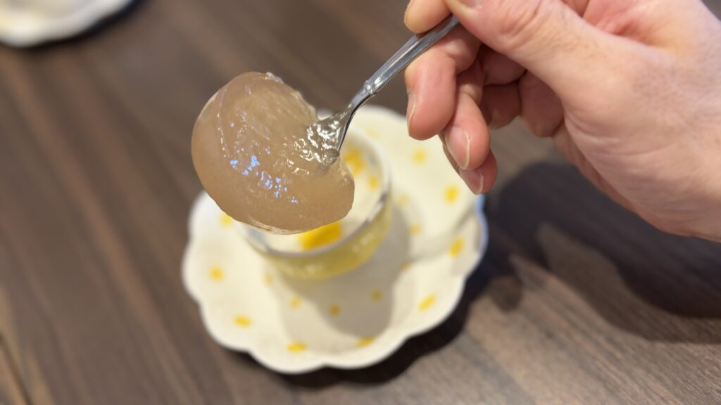 スプーンですくったプッチャーコーのぷるんとした弾力