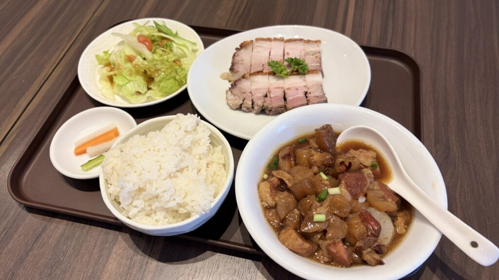 ピリ辛牛すじ大根煮込みとクリスピー皮付き焼き豚ご飯のセット