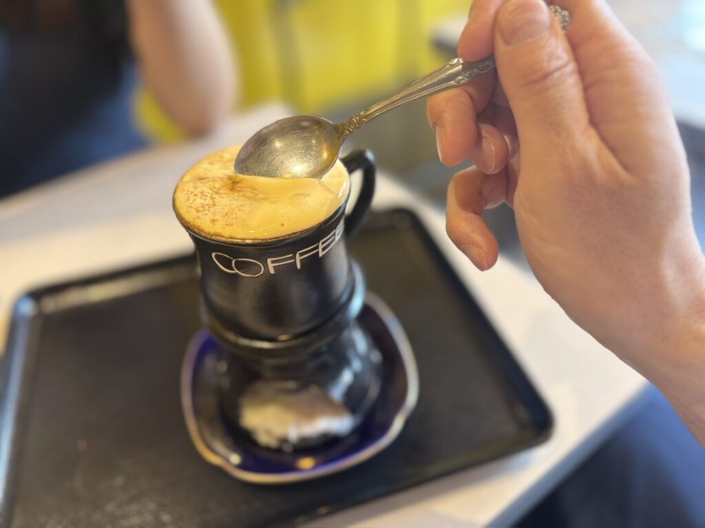 西早稲田 Cafe Dothi Vietnam エッグコーヒーをスプーンですくう
