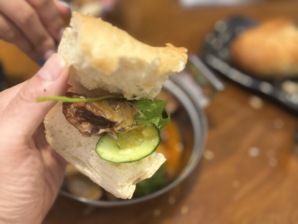 高座渋谷 ベトナム料理フォンホン バインミーセットのパンに具を挟む