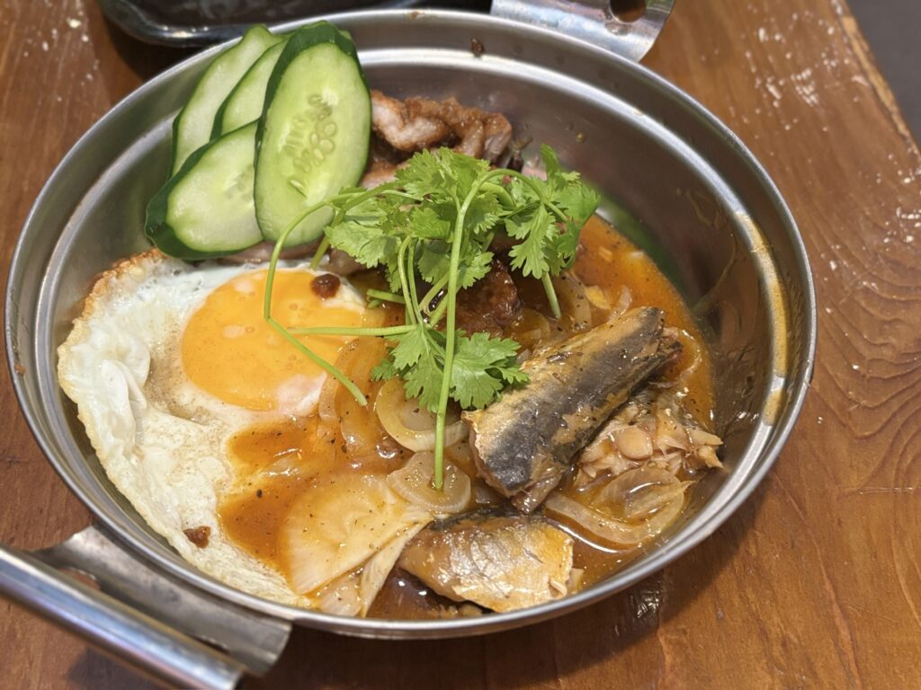 高座渋谷 ベトナム料理フォンホン バインミーセット 目玉焼きとアジのトマト煮