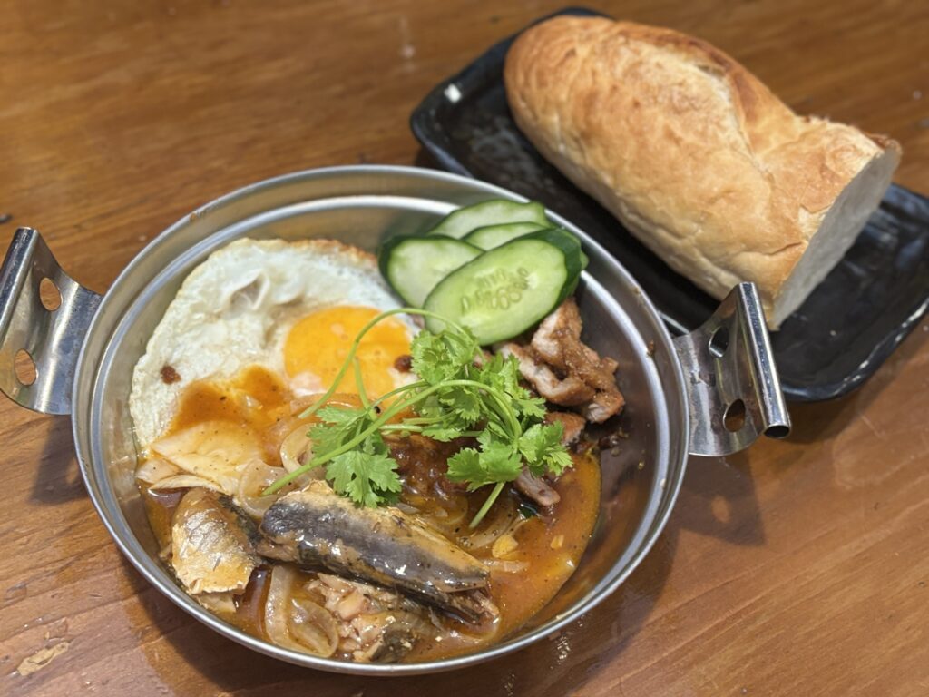 高座渋谷 ベトナム料理フォンホン バインミーセットとバゲット